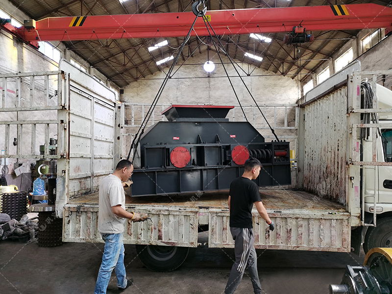 2PG800x600中型直聯(lián)對(duì)輥破碎機(jī)發(fā)往河南